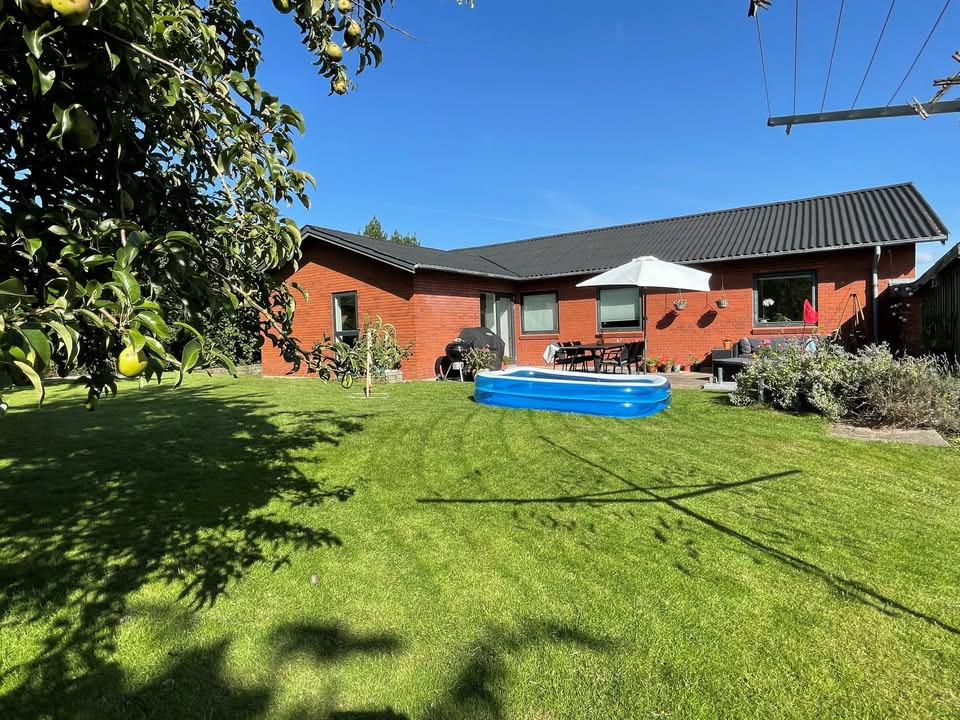 RealMæglerne Klaus Larsen præsenterer moderniseret boligperle i Assentoft