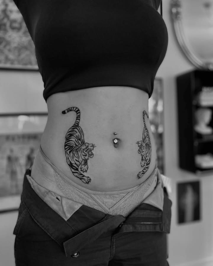 Sofie fra Hos Din Tatovør tilbyder tatoveringer af tigere på maven