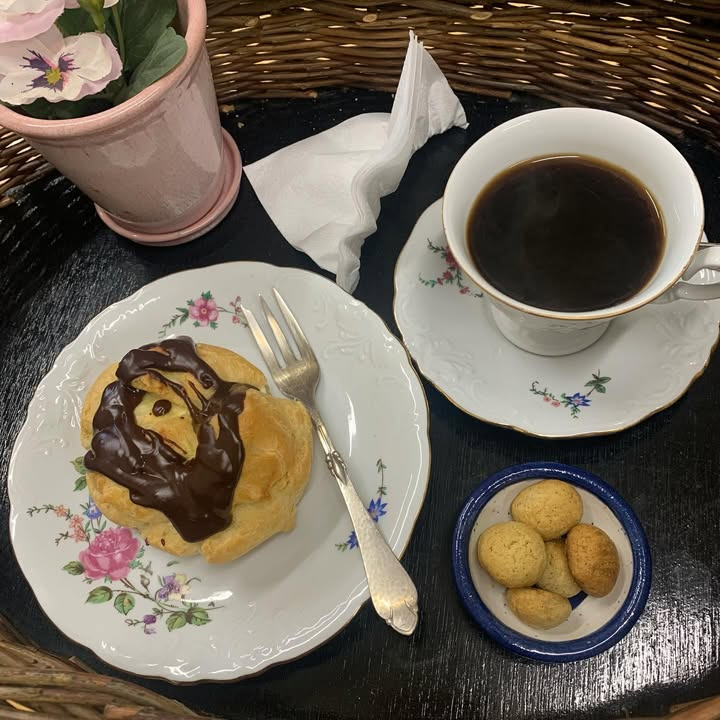 Fru Hansens Butik & Café byder på kaffe og vandbakkelse med rabarber kompot