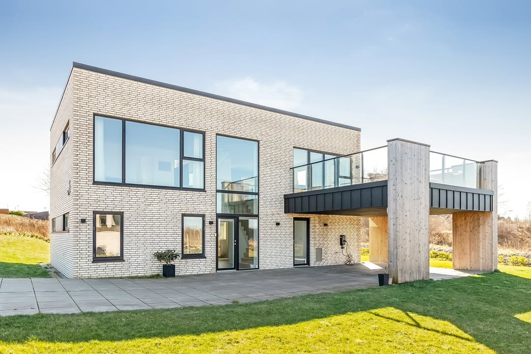 RealMæglerne Middelfart præsenterer arkitekttegnet villa med vandudsigt i Middelfart