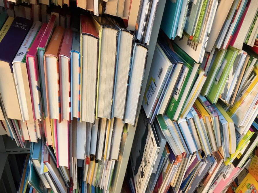 Bogudsalg og strikkeaften i Kulturhuset Bispen