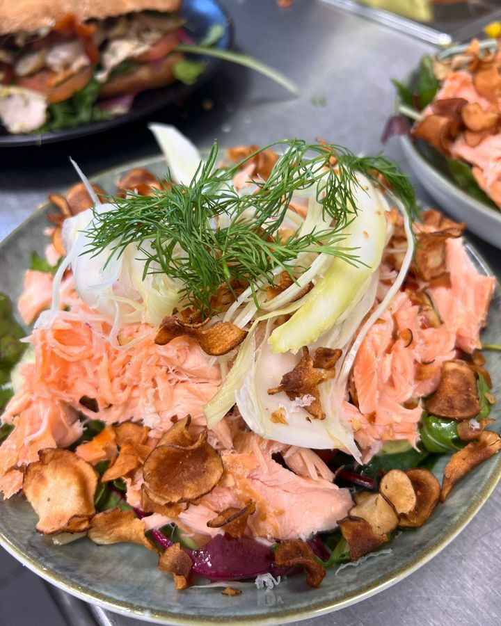 Café Bryggen: Varmrøget laksesalat med jordskokkechips er en bestseller