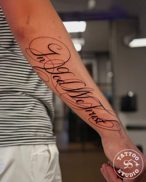Tattoo Studio 96 fremviser elegant script-piece af junior artist Quentin