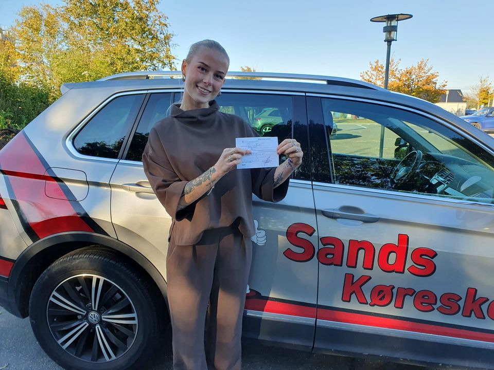 Lea Sørensen bestod køreprøven med et smil hos Sands Køreskole