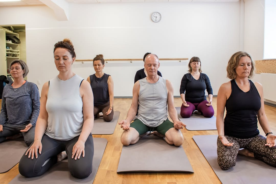 Yoga med Fokus Folkeoplysning tilbyder ro og balance