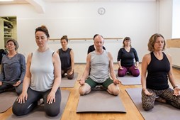 Yoga med Fokus Folkeoplysning tilbyder ro og balance