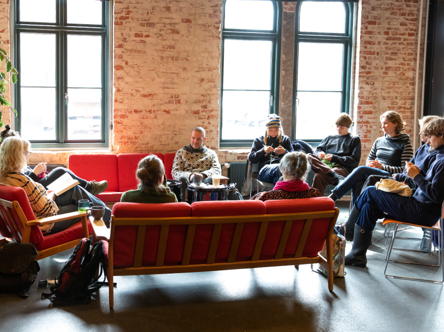 Højtlæsning og håndarbejde i Maskinhallen