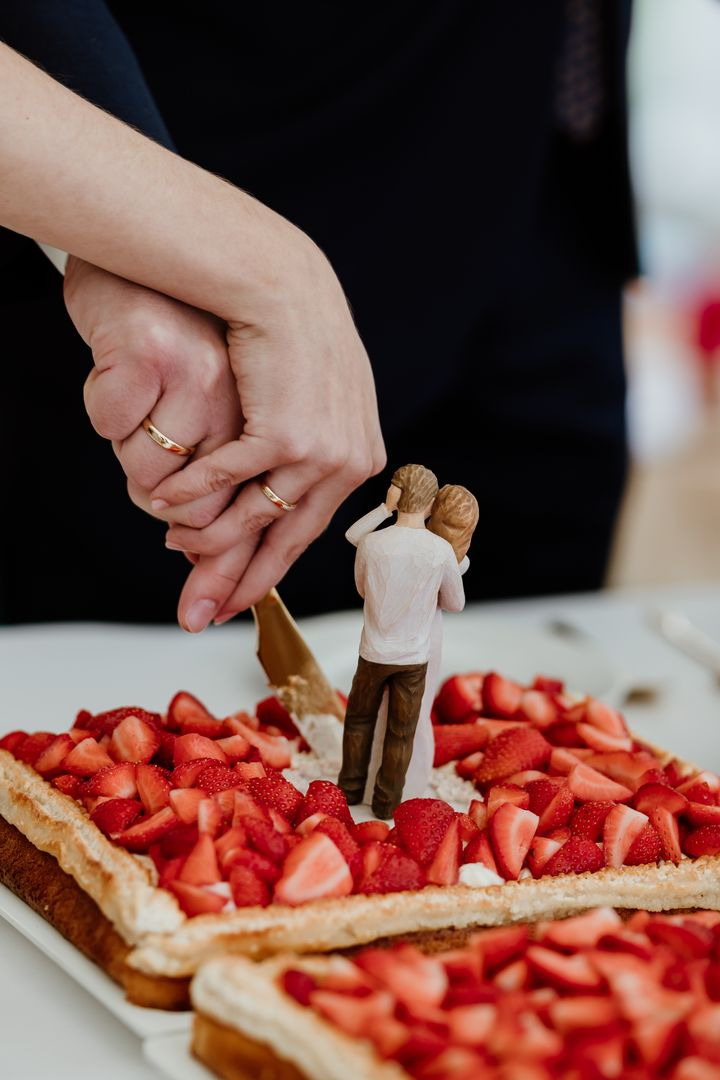 Brudepar siger ja med håndlavede vielsesringe fra smykkedesigner Helga Winther