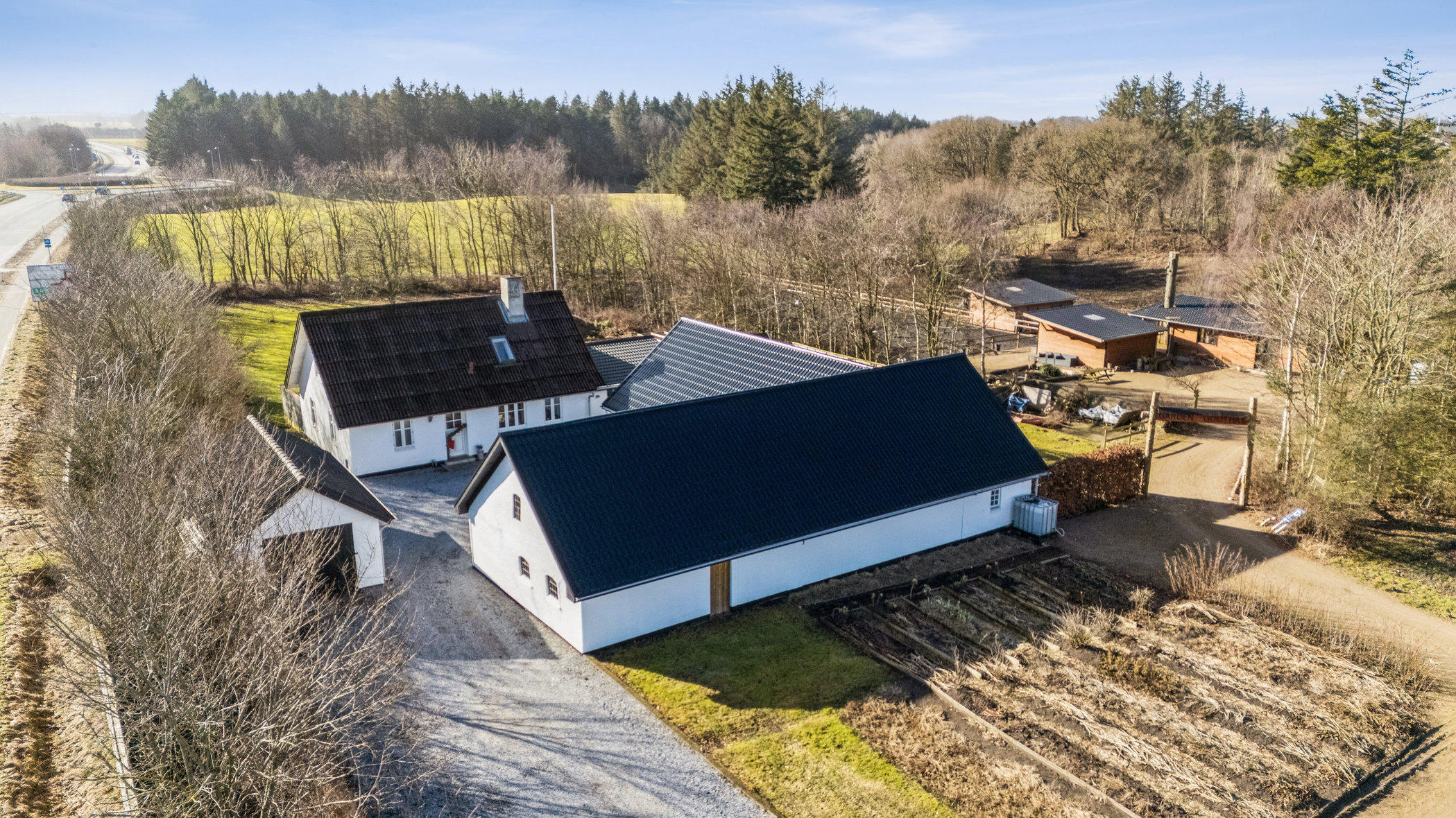 Moderniseret bolig med ridebane, gildesal og selvstændigt anneks