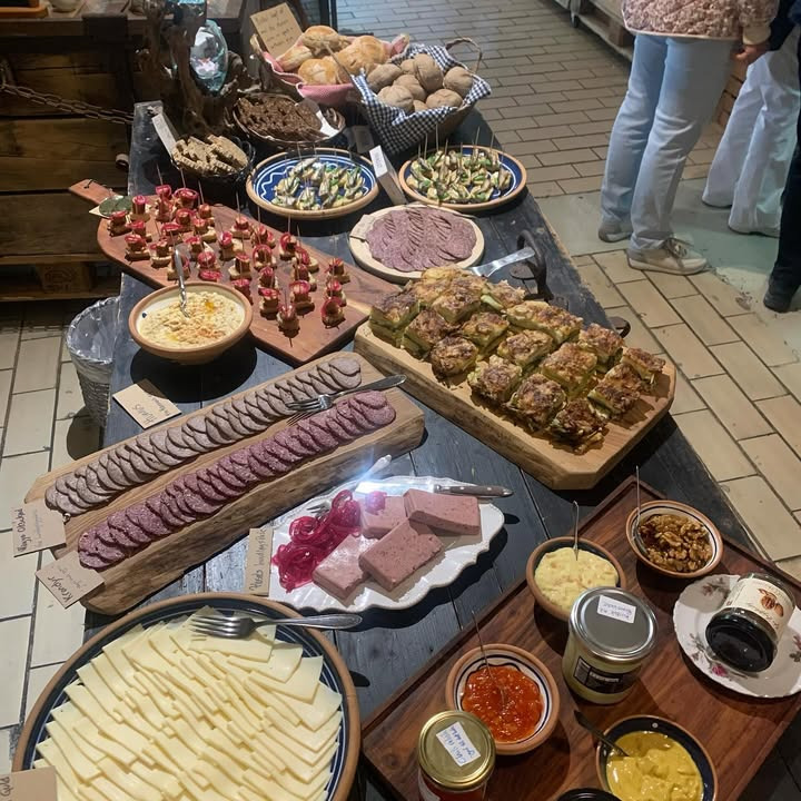 Fru Hansens Butik & Café inviterer til frokostbuffet med danske lækkerier den 28. juni