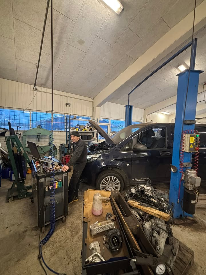 GUMMI-OLE sparker året i gang med motorsskifte og batteritjek