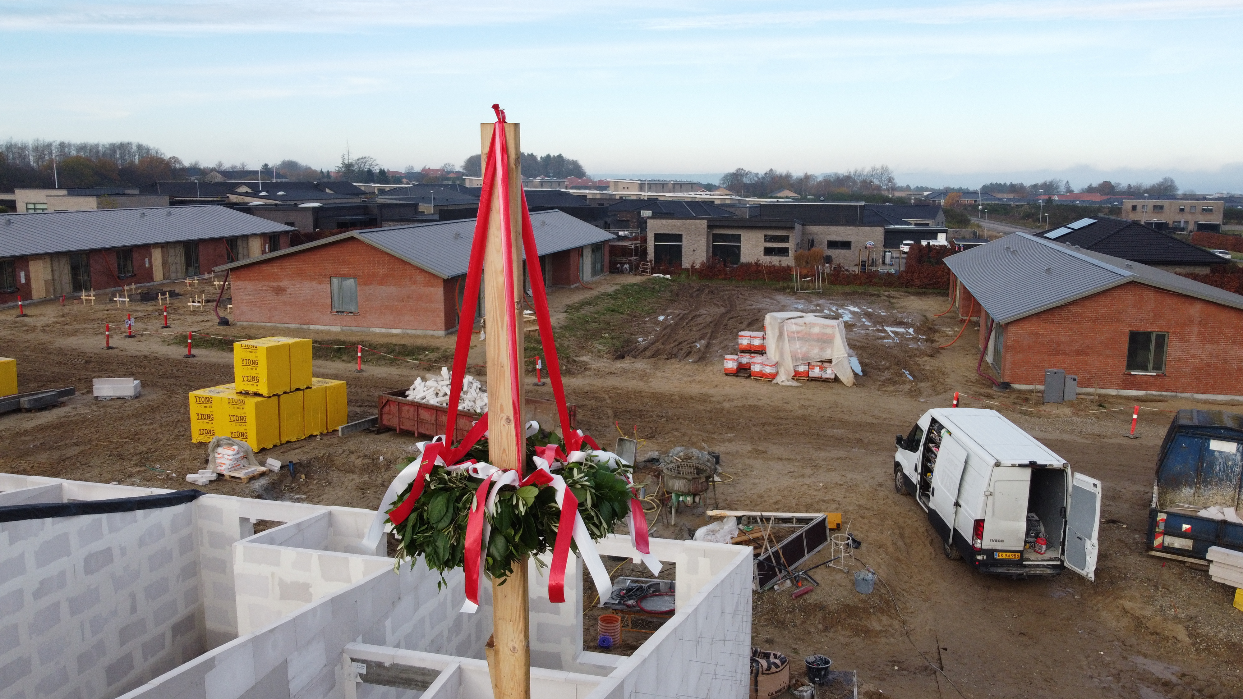 Rejsegilde markerer milepæl for 27 nye almene rækkehuse i Assentoft