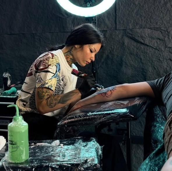 Mr. & Mrs. Tattoo tilbyder dagssessioner med Victoria inklusiv forplejning i maj