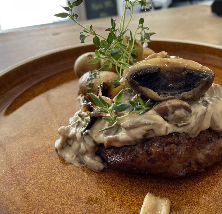 Jægerbøf med tilbehør hos Helles Køkken ApS for kun 70 kr.