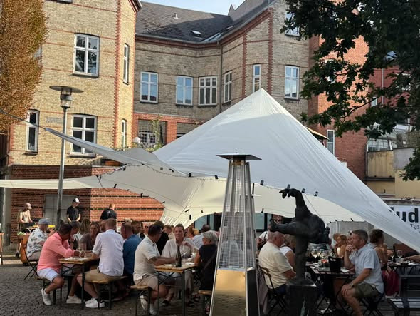 Østergade 1 har et par ledige borde i aften