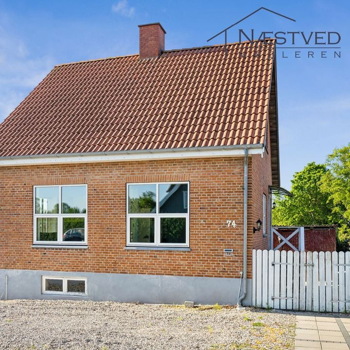 Pæn rødstensvilla til salg i børnevenlige Faxe, oplyser Næstved Mægleren ApS