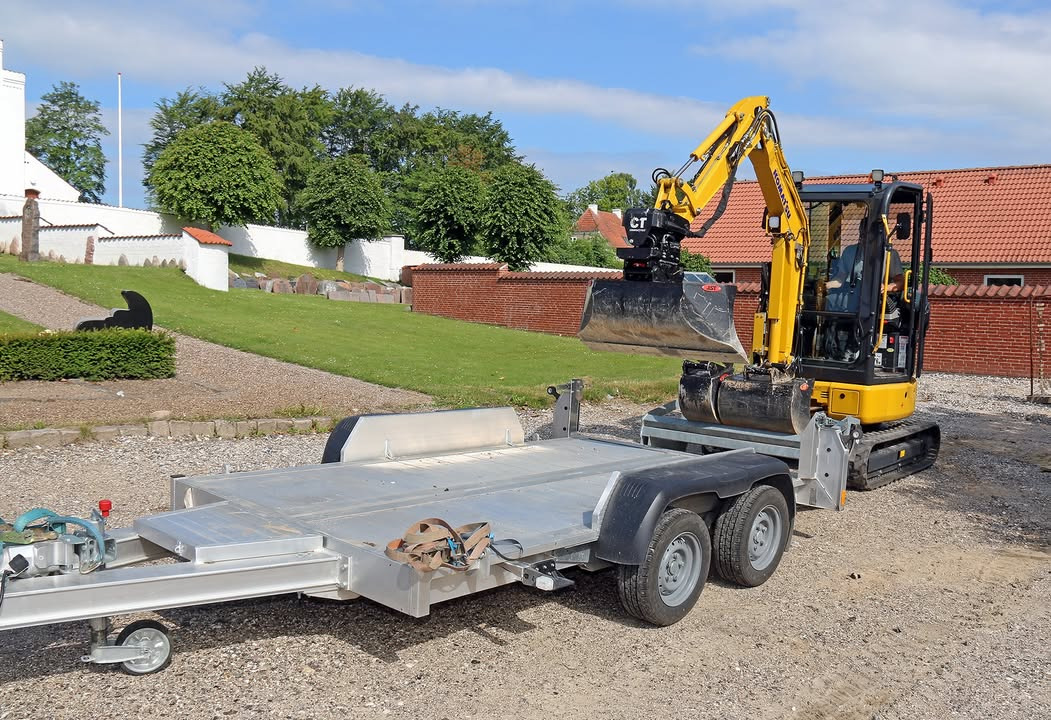 SCANTRUCK A/S tilbyder CLM FLY 35 LIGHT maskintrailer til 68.500 kr. ekskl. moms