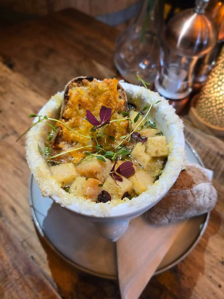 Café Tidslös frister med klassisk fransk løgsuppe til frokost eller forret