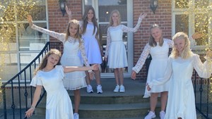 Show med konfirmationskjoler 2025 hos Plantorama i Tilst