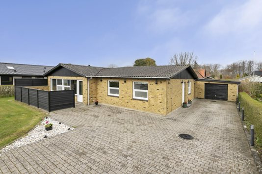 Indbydende villa med charme, lys stue, moderne køkken og dejlig have.