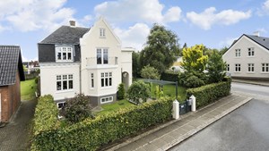 Til salg hos EDC Ejendomsgruppen: Charmerende og rummelige patriciervilla