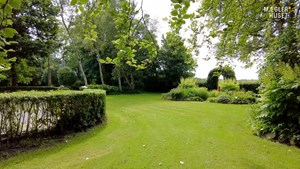 Charmerende landejendom med idyllisk have til salg i Gandrup