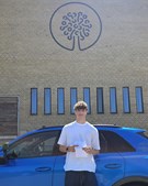 Emil har fået kørekort og fejrer afslutningen af efterskolen med en fed sommerferie