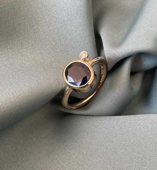 Guldsmed Lütken præsenterer mor og barn ring i 14kt guld med safir og diamant