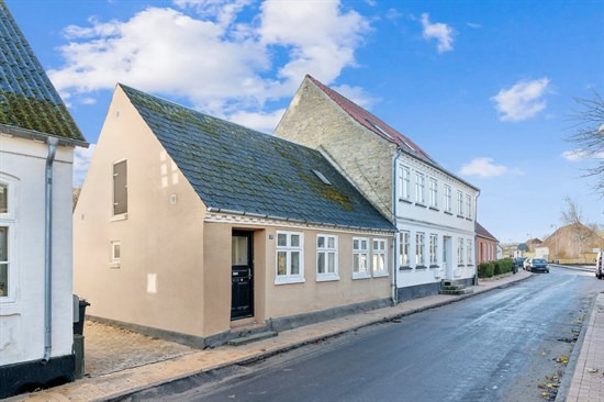 Søndergade 31 og 1 anden boliger er kommet til salg denne uge i Nibe - se boligerne her.