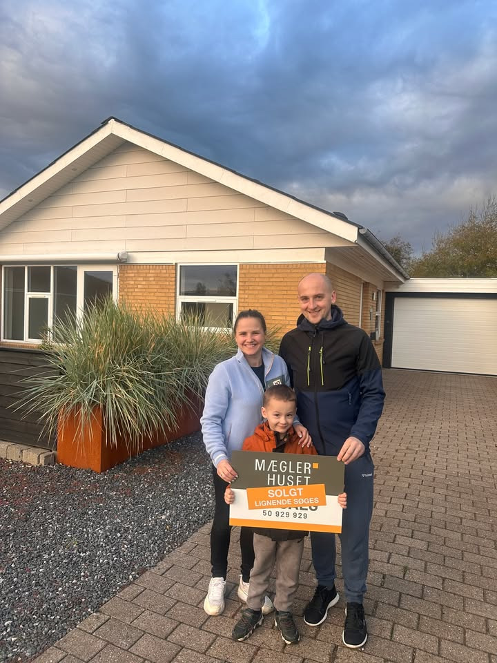 Mæglerhuset Brønderslev overdrager nøglerne til nye boligejere på Sommervænget 24