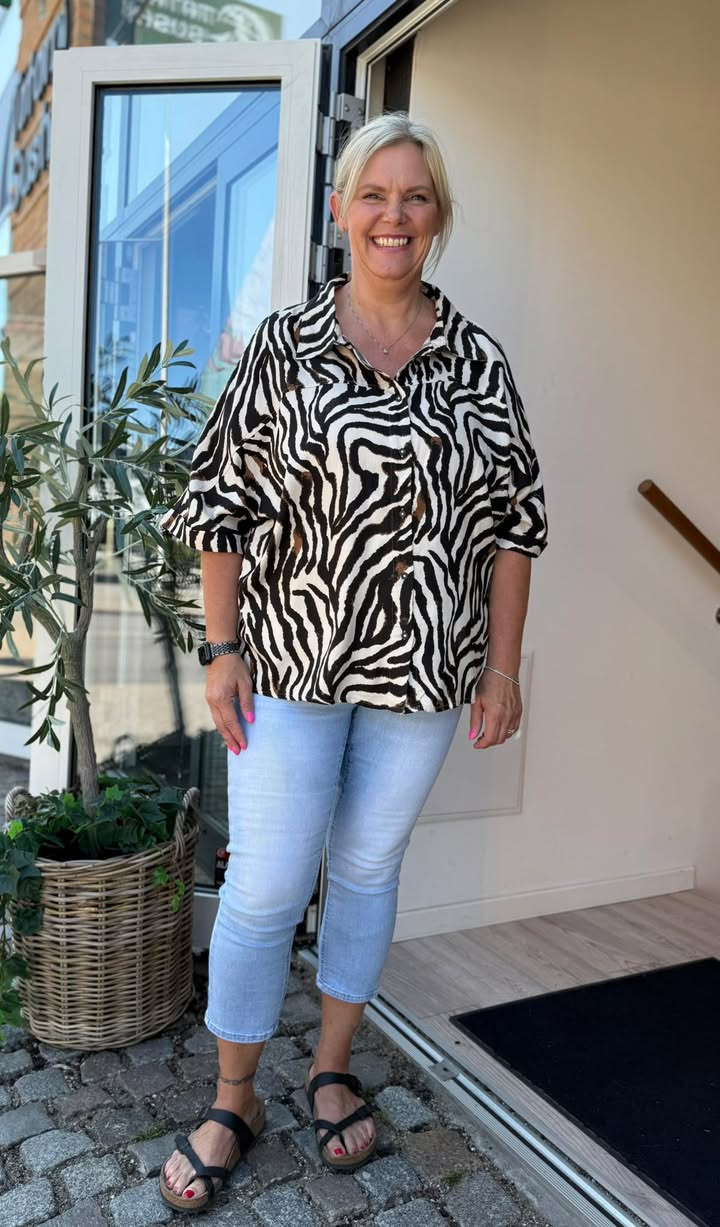 Zebrastribet skjortebluse fra Only Curves – alsidig og budgetvenlig modeoplevelse