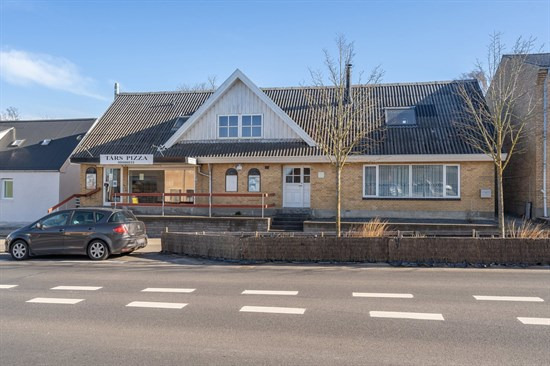 Stor bolig med tilhørende butikslokale (tidligere Pizzeria)