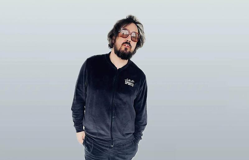 Oplev kult-sangeren Hecchi live i Ry