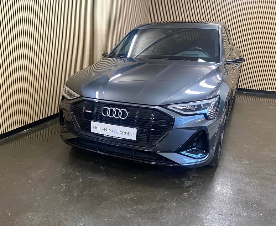 Holstebro Bilcenter ApS tilbyder Audi e-tron 55 S-line til salg og leasing med omfattende udstyrspakke