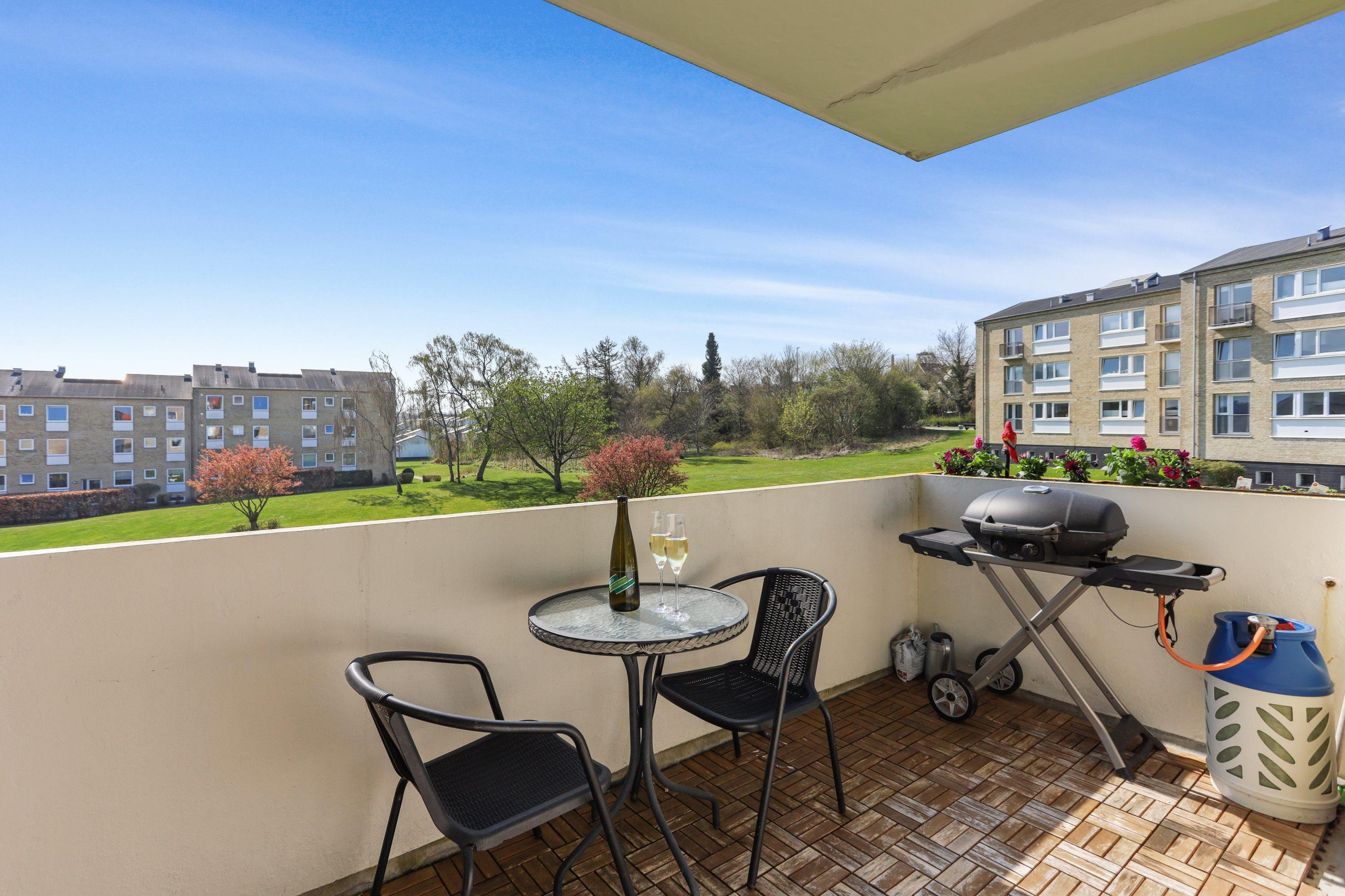 Lys og renoveret fireværelses med skøn sydvendt altan og grøn udsigt