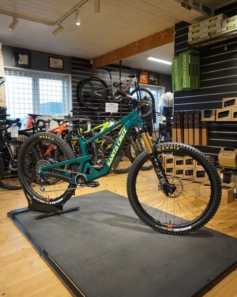 Bike-pit sælger Santa Cruz Hightower 4 XX Reserve til kunde i Vejle