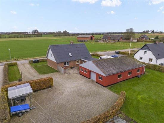 Velholdt bolig med godt udhus i fredelige omgivelser