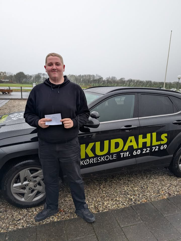 Kudahls Køreskole ønsker Phillip Espersen tillykke med kørekortet