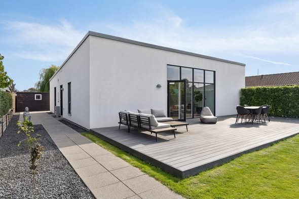 Nyere etplansvilla på Bryrupvej 5 fremhæver lys og rummelighed