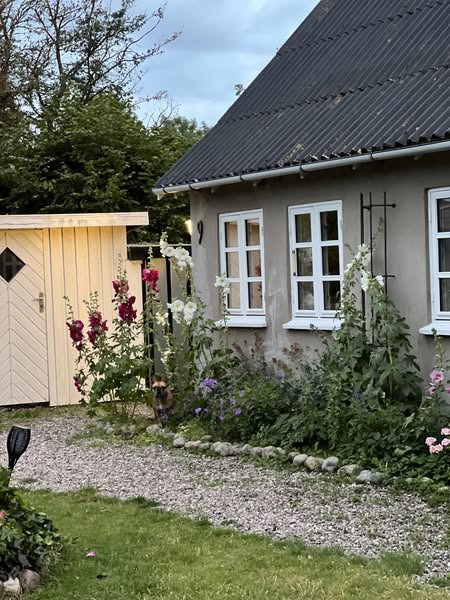 Romantisk fritidshus i Grevinge med moderne opdateringer til salg hos &LIVING Aalborg