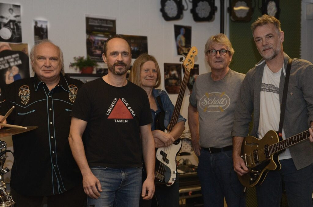 Lokalt band spiller i Cafe Oasen