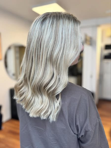 Hairways fremhæver smukt hår med friske reflekser og Colour Bomb