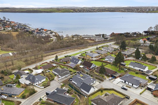 Til salg hos Nybolig Kolding: Villa i attraktivt kvarter, med flot fjordudsigt!