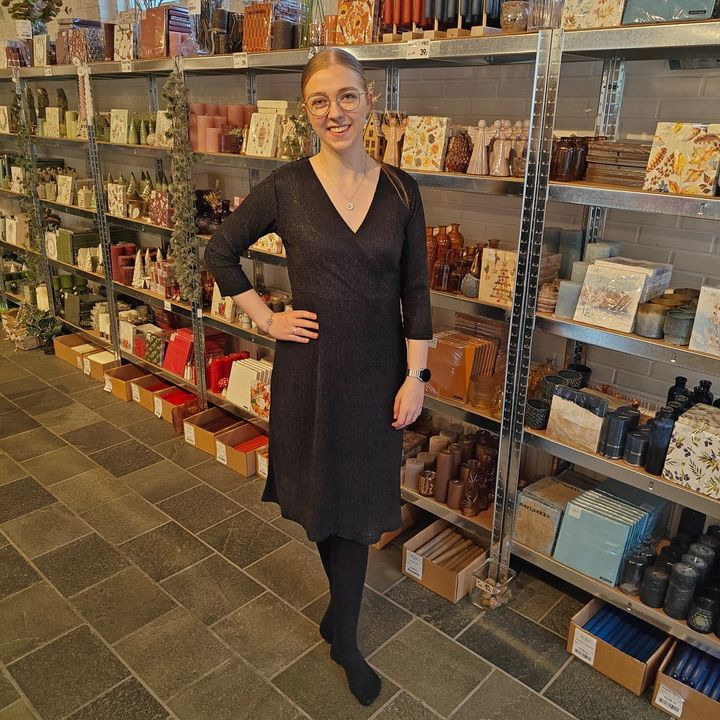 Ny elegant glimmerkjole hos Elins Butik til kun 499,95 kr.