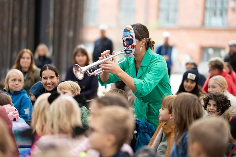 Start påskeferien med familiekoncert på Viborg Bibliotek: ”Jorden Rundt” med Malene Kjærgård