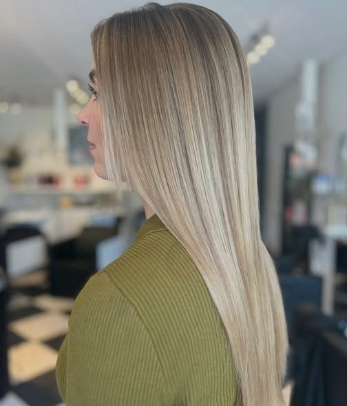 Chlou laver naturlig balayage afsluttet med gloss og Inner rebonder treatment