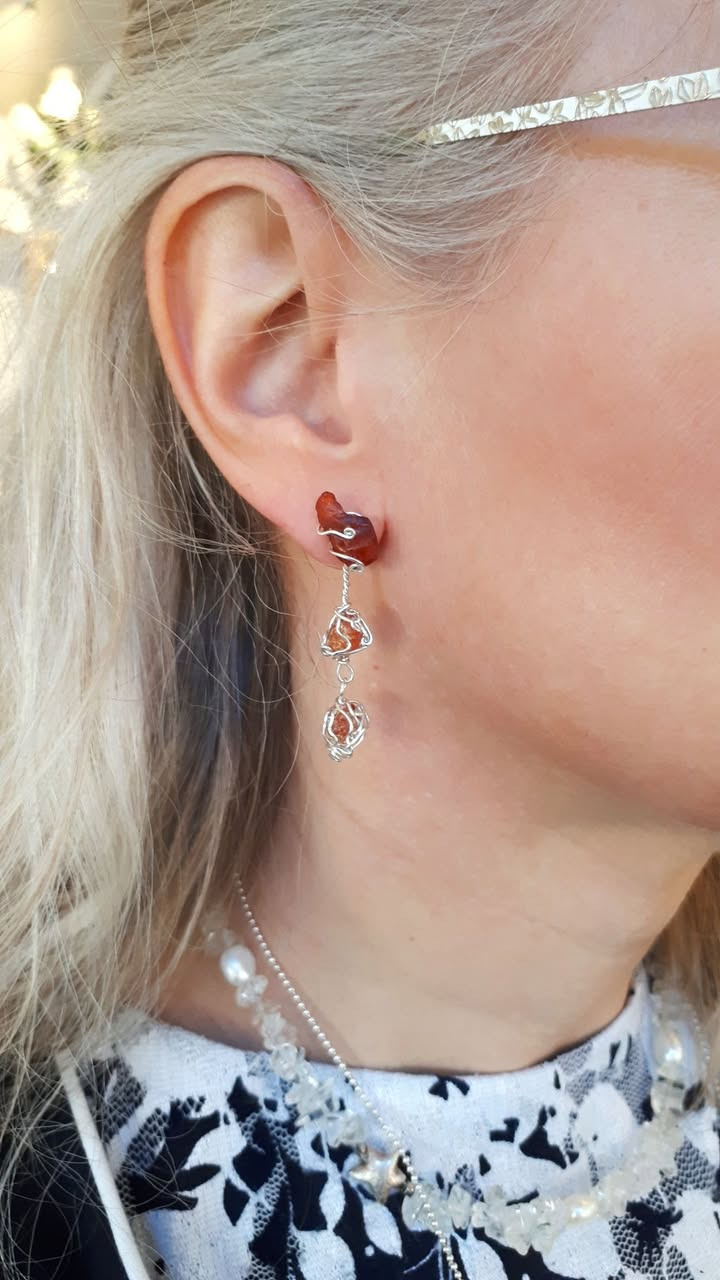 Helga Winther skaber unikke øreringe med barndomsminder af rav