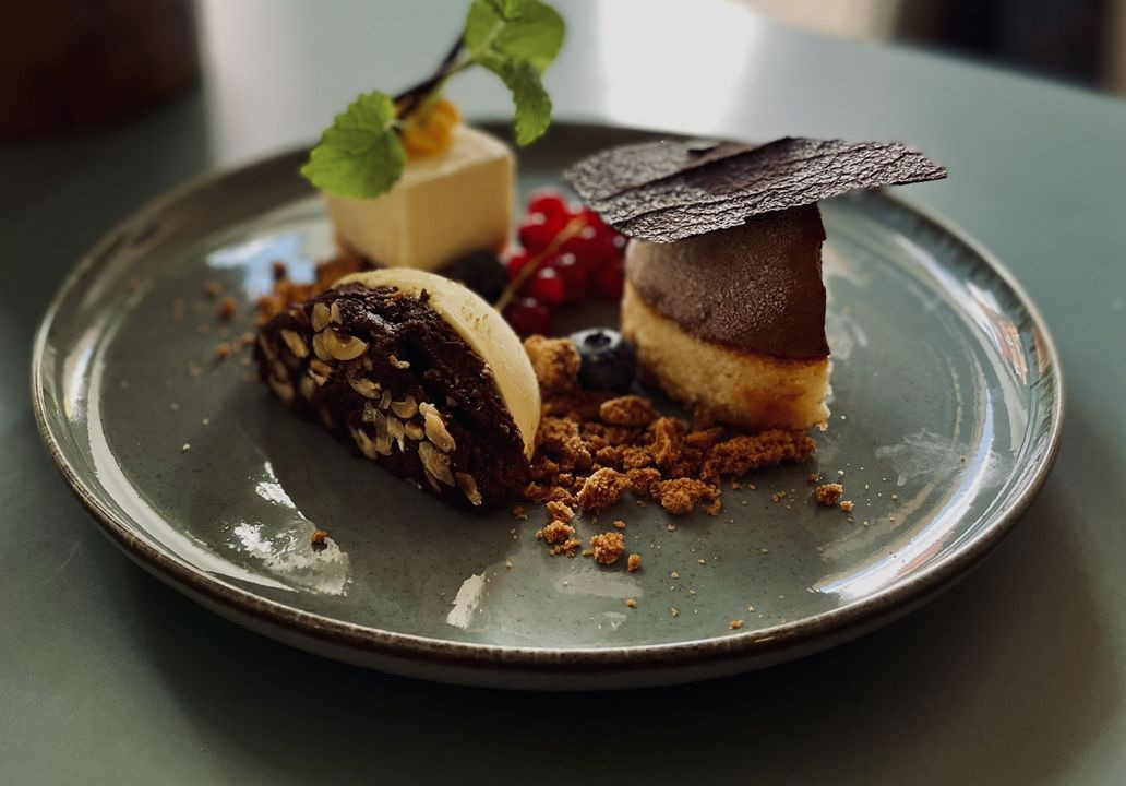 Helles Køkken ApS præsenterer nytårsmenu 2024 med lækre retter og nem forberedelse