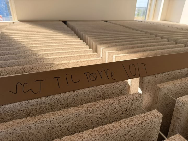 Klarhus fremhæver udtørring af Troldtekt-plader for at undgå, at loftplader trækker sig efter montage