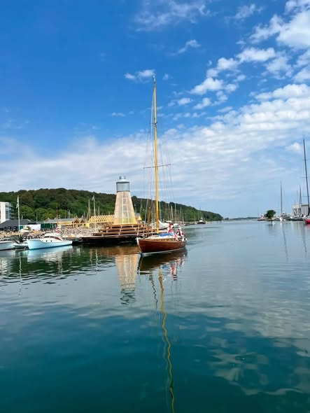 Aarhus Havnerundfart inviterer til at booke en tur om lystbådehavnen